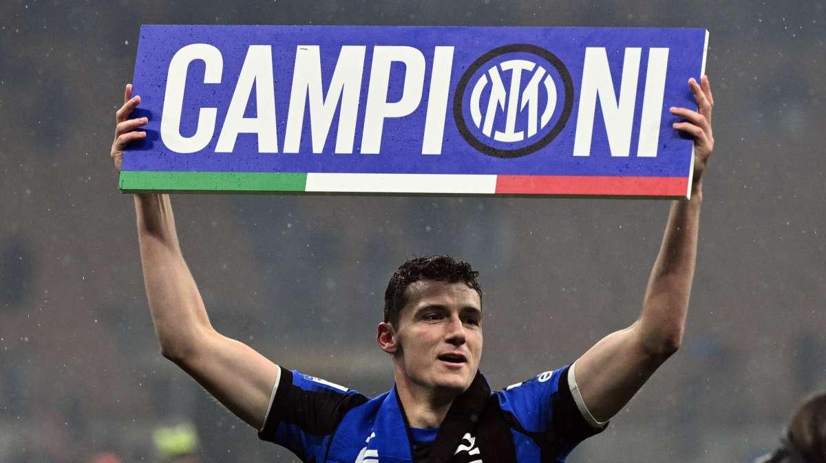 Pavard urla la sua felicità dopo lo scudetto: "Seconda stella nel derby, punto e basta"