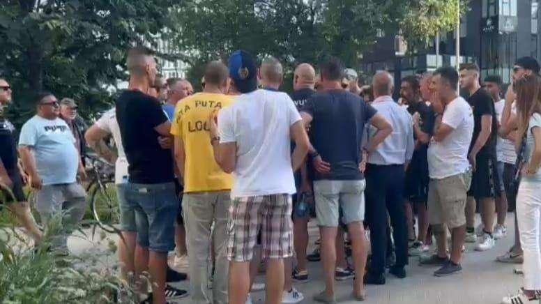 Cuadrado-Inter, nessuna protesta dei tifosi: c'è un accordo. La cronaca di cosa è successo oggi sotto la sede 