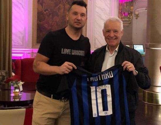 "Per Victor, con amore": Lautaro Martinez regala la maglia dell'Inter al presidente del Racing