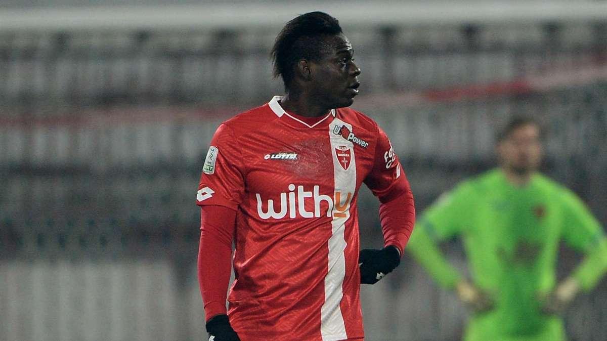Il Brescia non perdona Balotelli, striscione duro per l'attaccante: "Per noi vali zero, uomo senza dignità"