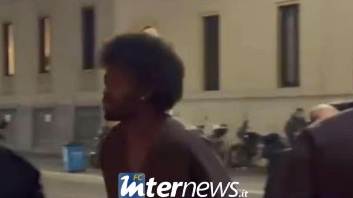 VIDEO - Inter Christmas Party 2025, l'arrivo dei nerazzurri: Thuram senza treccine ma in pieno stile Tikus 
