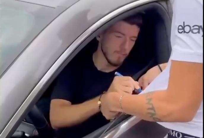 VIDEO - Inter, Chivu ad Appiano all'alba. Sucic primo giocatore (con due ore d'anticipo). E trova già i tifosi ai cancelli