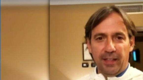 Juve-Inter, siparietto Inzaghi-Bonolis: il tecnico lo invita a tifare, il conduttore si alza in piedi