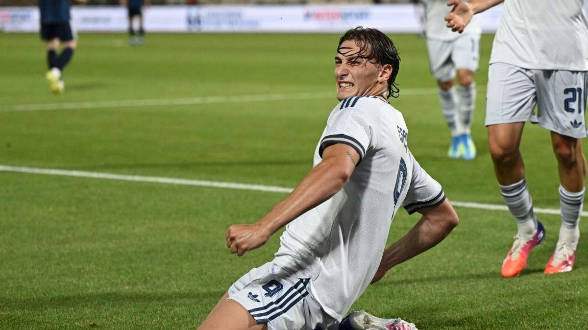 Gli "sportivi" esaltano Esposito: una garanzia, gol e spallate. Il futuro dell'Italia è lui