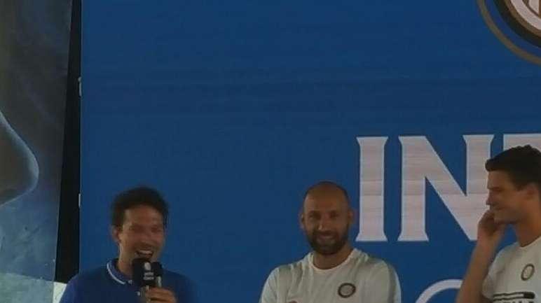 Andreolli e Berni protagonisti di una Q/A con i piccoli tifosi. Il difensore: "Giocare all'estero ti arricchisce"