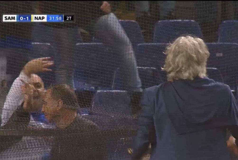 Samp-Napoli interrotta per i soliti cori contro i napoletani. Ferrero interviene, ma viene insultato anche lui 
