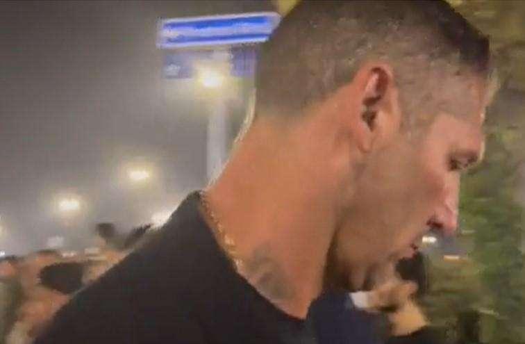 Tutta la delusione di Materazzi: fuori dallo stadio in silenzio e a testa bassa