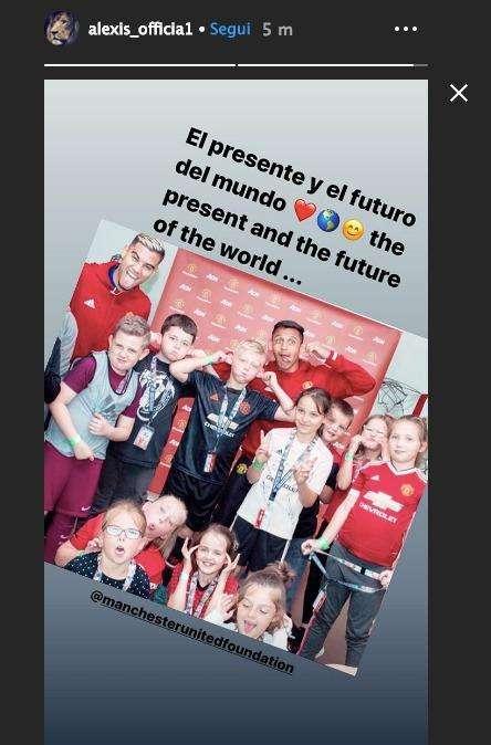 Sanchez, foto coi bambini della United Foundation: "Il presente e il futuro del mondo"