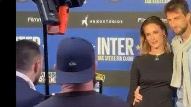 VIDEO - Inter al gran completo per l'anteprima del film dello Scudetto: l'arrivo dei giocatori