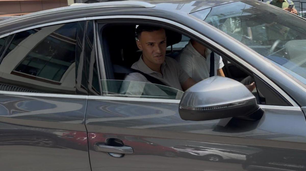 Aleksandar Stankovic in sede accompagnato dal fratello Filip