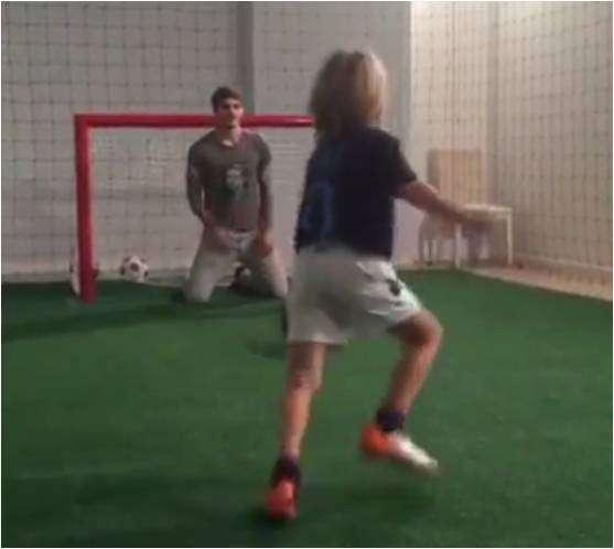 VIDEO - Icardi fa il portiere con i figli di Wanda