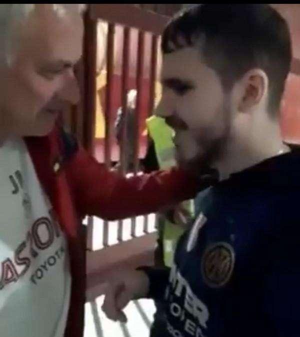 Mourinho a fine gara consola un tifoso nerazzurro: "L'ultima volta col Barça a San Siro è finita 3-1 per l'Inter"
