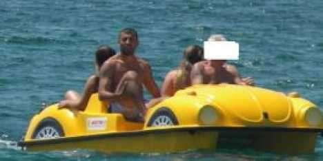 FOTO - Samuel-Barça, lui non parla e va... in pedalò