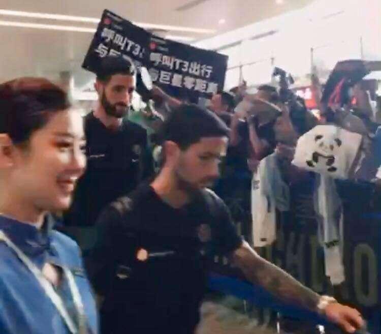 VIDEO - L'Inter in hotel a Nanchino, grande accoglienza dei tifosi