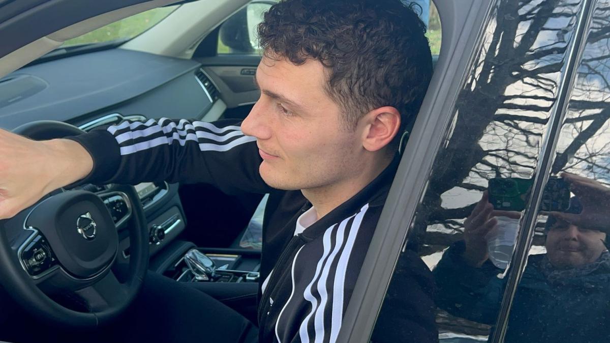 I tifosi gli chiedono se resta all'Inter, Pavard risponde: "Se mi vogliono, sì"