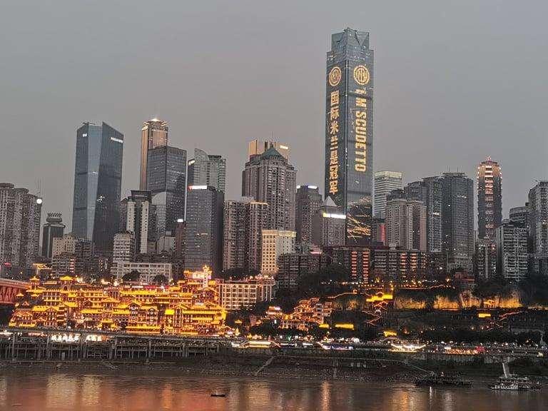 L'impresa dell'Inter arriva in Cina: sul World Financial Center di Chongqing spicca la scritta 'I M Scudetto'