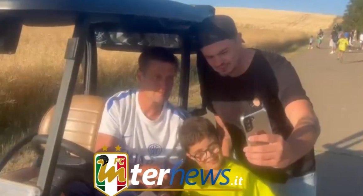 VIDEO - Ritorno in hotel: giocatori e Chivu presi d'assalto dai tifosi. Selfie e autografi per tutti