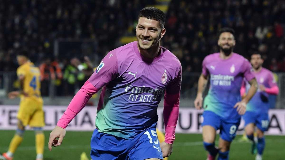 Il Milan ritrova il sapore dei tre punti: 3-2 a Frosinone, ancora un acuto in rimonta