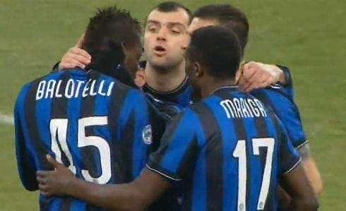 Balotelli raggiunge i compagni a Londra. Ipotesi tridente + Sneijder
