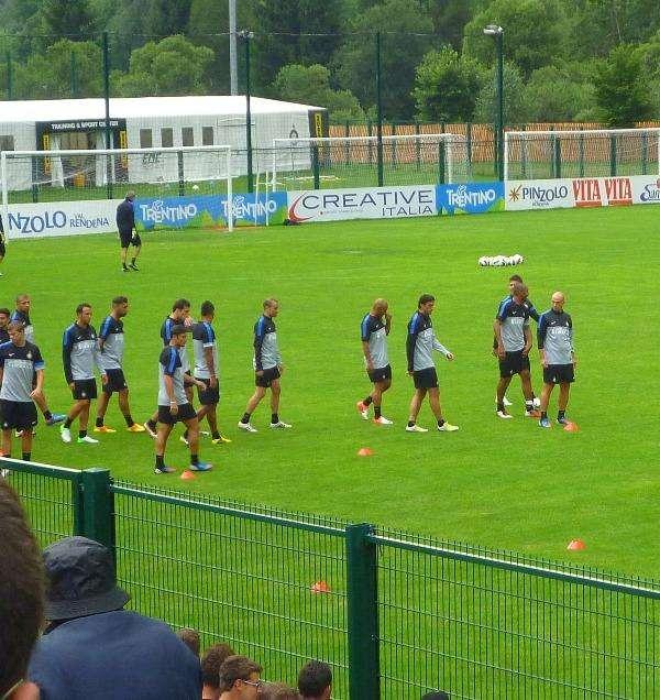 Allenamento sotto la pioggia. Si rivede Pazzini