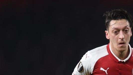 Ozil respinge le voci di addio all'Arsenal: "Resto almeno fino al 2021"