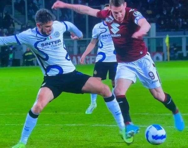 Moviola GdS - Ranocchia su Belotti da rigore: nessun dubbio. Guida-Massa, stop