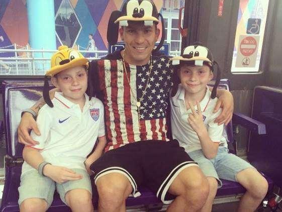 FOTO - Medel  vicino all'Inter. Eccolo a Disneyland