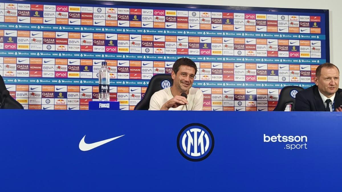 Chivu in conferenza: "Spence, botta di adrenalina da San Siro. Ma non possiamo mandarlo fuori giri"