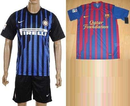 Le maglie di Inter (fasulla) e Barcellona (vera) a confronto