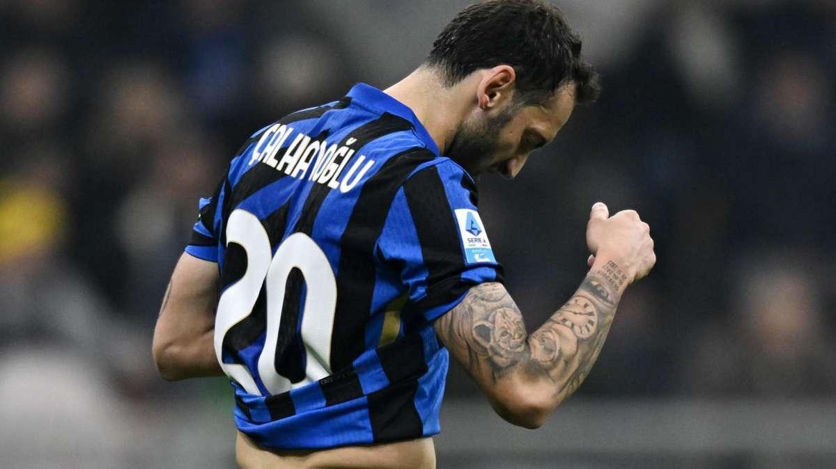 Calhanoglu, nuovo problema: per il turco lieve risentimento al soleo della gamba destra. La nota dell'Inter