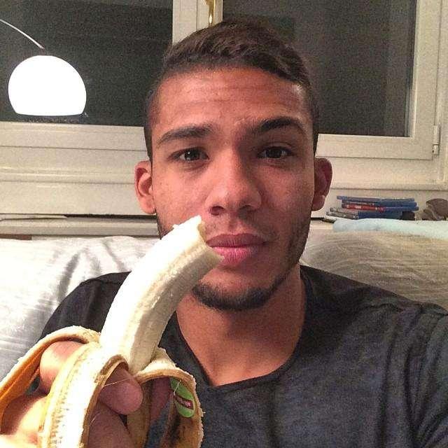 FOTO - Juan mangia la banana: "Siamo tutti scimmie"