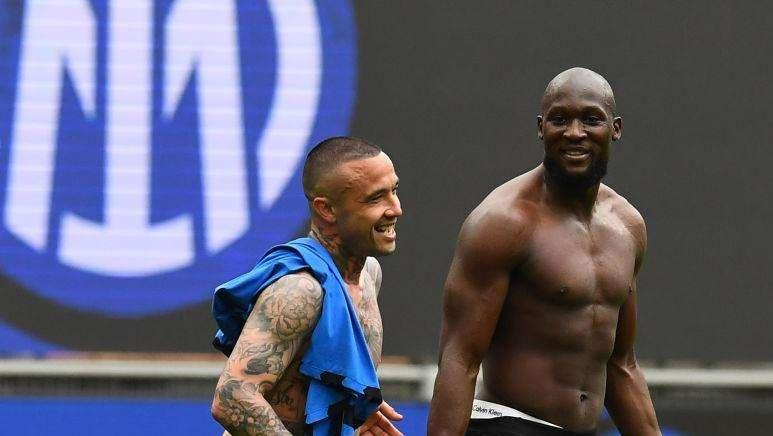 Nainggolan e gli interisti, feeling ancora saldo: saluti con gli ex compagni a fine gara