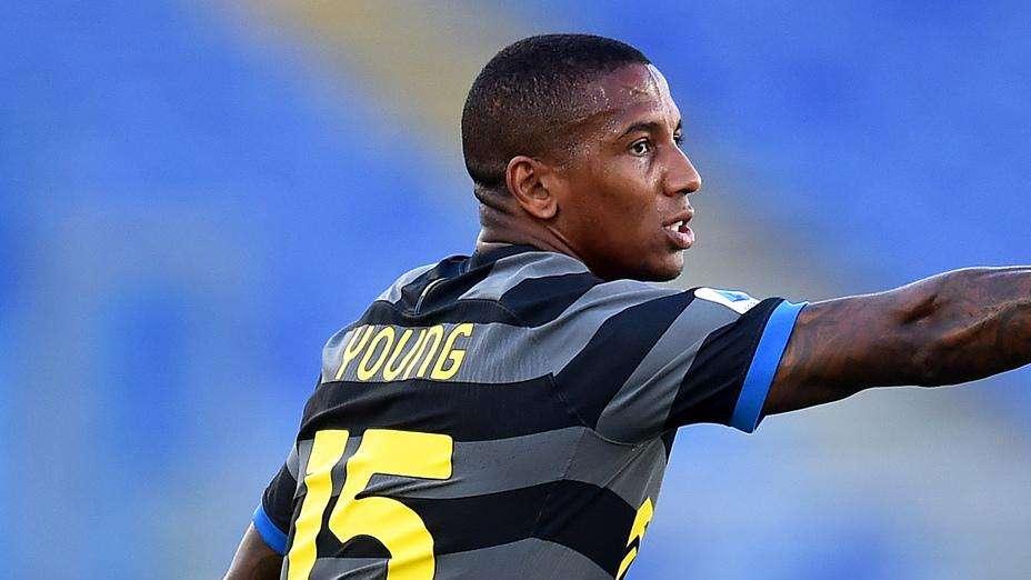 Covid-19, ancora cattive notizie per Antonio Conte: anche Ashley Young risultato positivo 