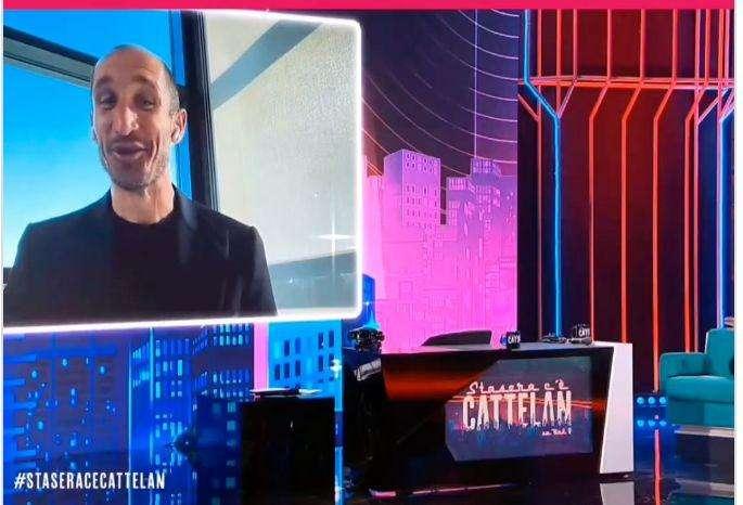 Siparietto Cattelan-Chiellini. L'ex bianconero: "È fatta, avete già vinto lo scudetto". Ma l'interista non ci sta