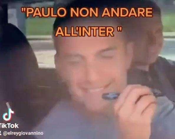 I tifosi della Juve a Dybala: "Perché all'Inter?". E l'argentino sorride