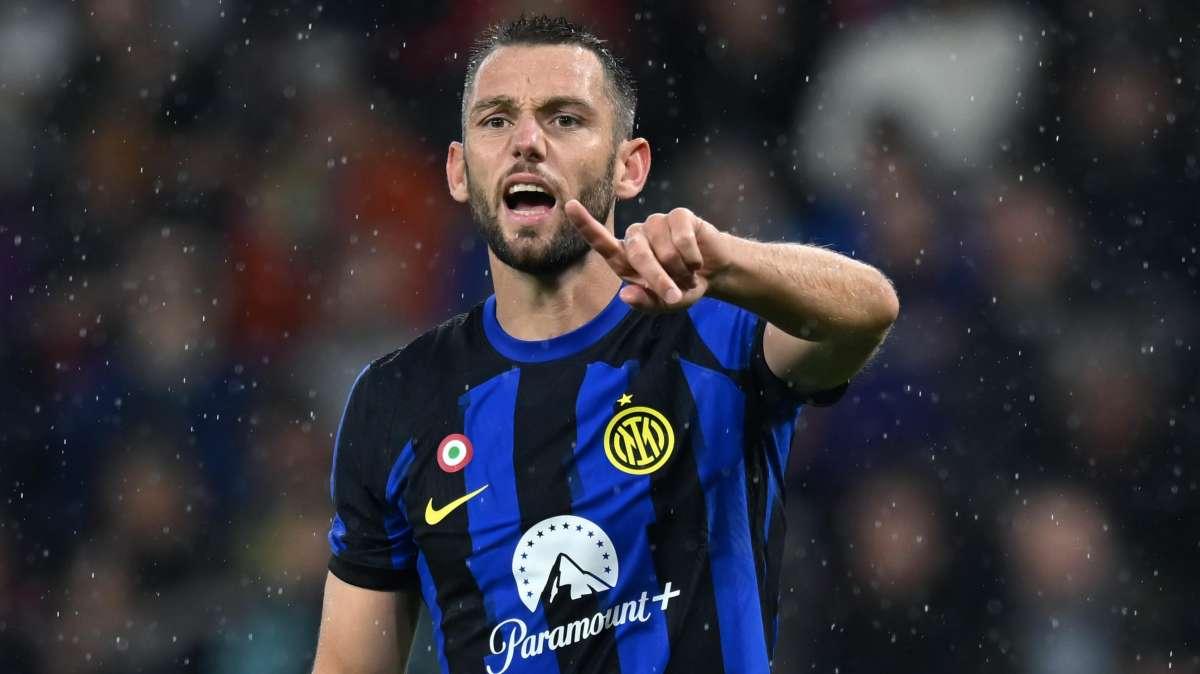 Sky - Problema muscolare per De Vrij: lascia il ritiro dell'Olanda, già fissato il suo rientro a Milano. Inter in ansia