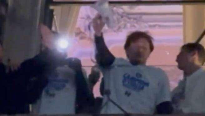 VIDEO - Festa Inter in Duomo, Barella stoppa i cori contro Theo Hernandez