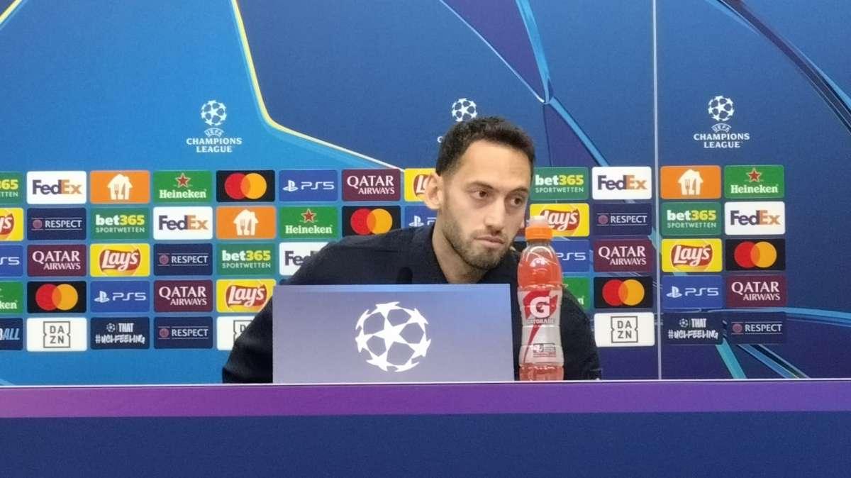 Calhanoglu in conferenza: "Io come Kimmich per Xabi Alonso? Lo ringrazio. Leverkusen, occhio alle ripartenze"