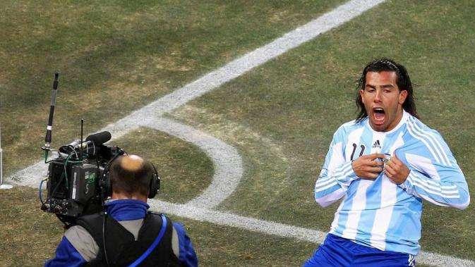 Leonardo ci riprova, ma l'ultima parola sta a Tevez