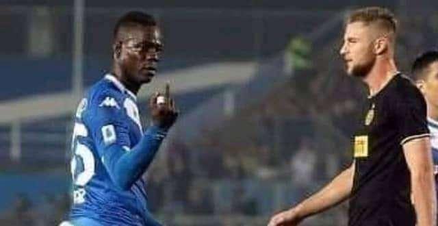 FOTO - Balotelli, dito medio in risposta ai tifosi dell'Inter