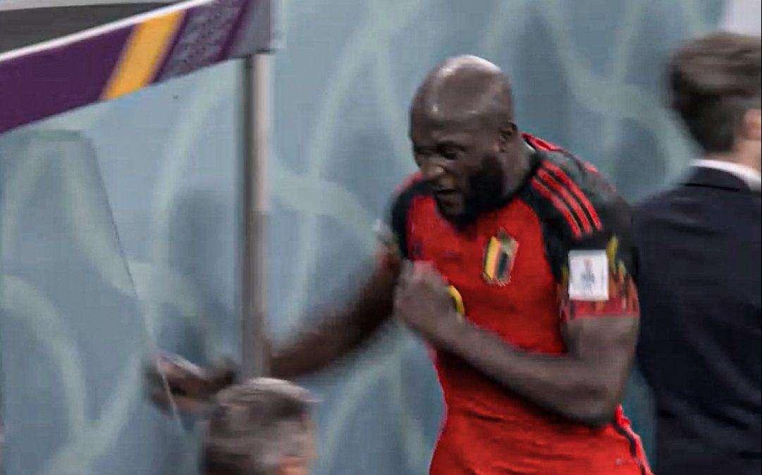 Belgio eliminato, la delusione di Lukaku: Big Rom in lacrime consolato da Henry. Poi pugno contro la panchina