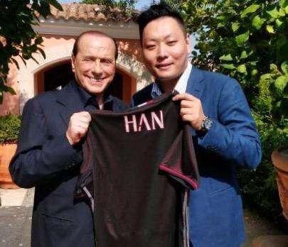 Berlusconi saluta: "Cedo il Milan per un atto d'amore"