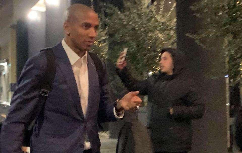 VIDEO - Ashley Young, ultime formalità terminate: il nuovo terzino dell'Inter è arrivato all'Hotel Melià