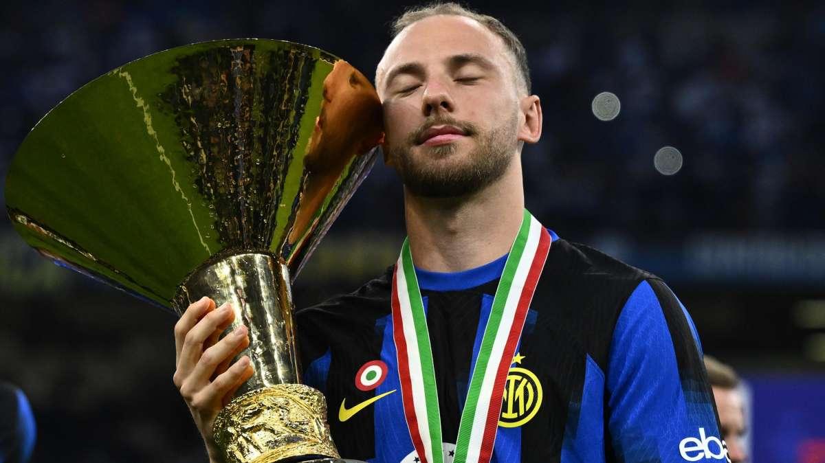 Carlos Augusto abbraccia la coppa scudetto: "Non lo immaginavo nemmeno nei miei sogni migliori"
