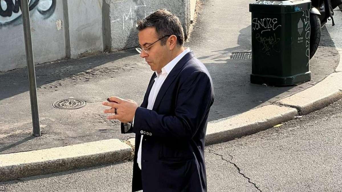 VIDEO - Il presidente del Leeds nella sede dell'Inter: il motivo