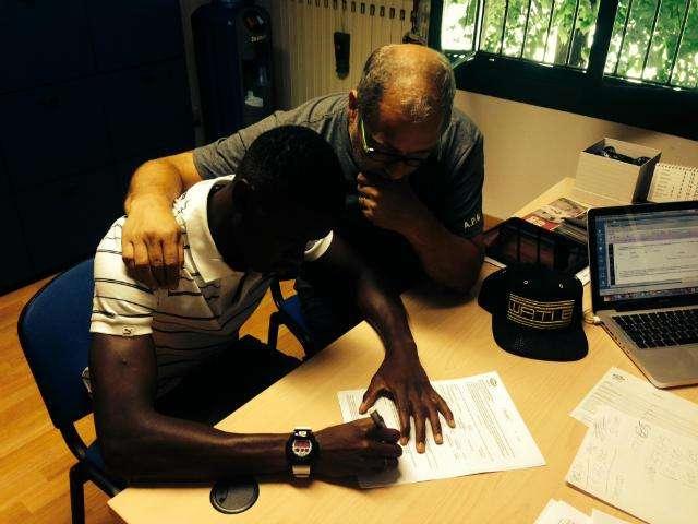 FOTO - Mbaye firma il nuovo contratto con l'Inter