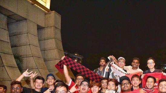 Anche il Manchester United a Singapore: un centinaio di fans ad accoglierlo
