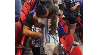 L'istantanea di Lautaro: l'abbraccio con la sua famiglia