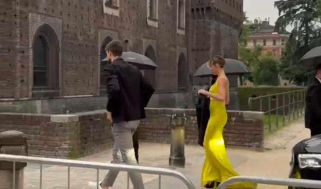VIDEO - Festa Scudetto dell'Inter al Castello Sforzesco: l'arrivo di calciatori, dirigenti e vip nerazzurri