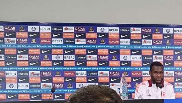 Roma, Ndicka in conferenza: "Il contatto con Bisseck? In area non si fischia sempre, è calcio"